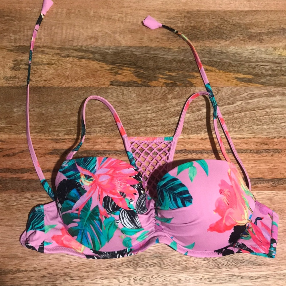 Shade Shop floral bikini top! 👙